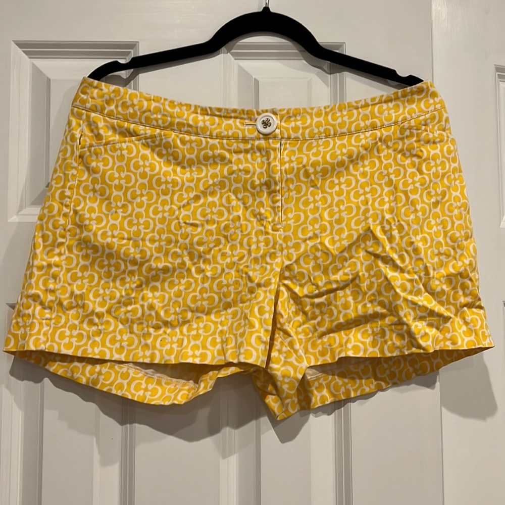Skirtin Around Shorts Sz 10 in Yellow & White Floral Chain Print